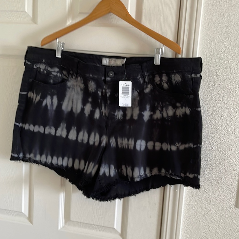 torrid sz24 mid rise black tie dye shorts